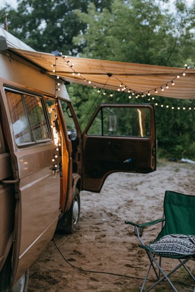 Toldo camper con luces colgadas